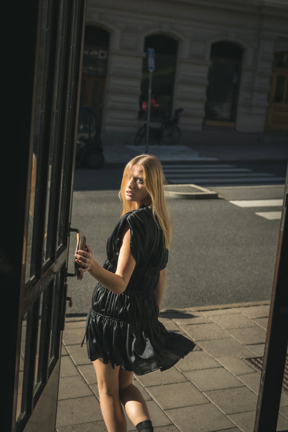 RUTH DRESS MINI / SVART